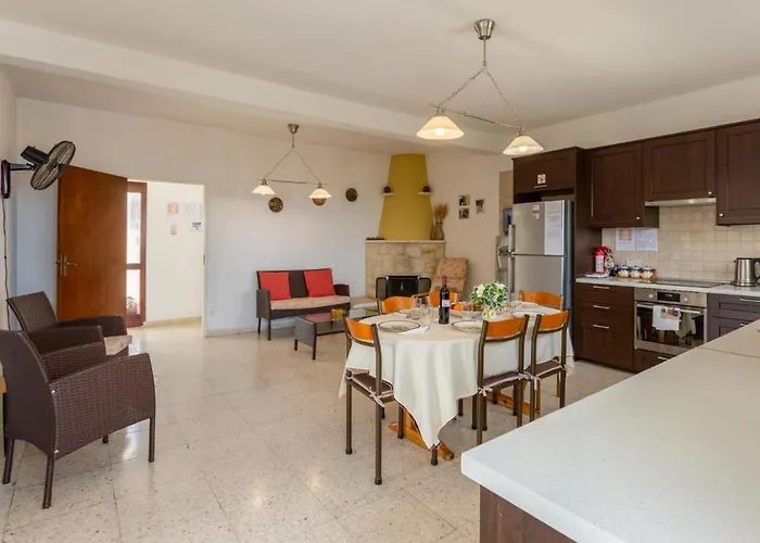 Vila Yiangos House *